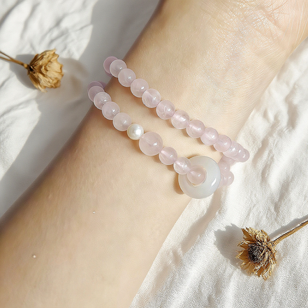 Rose Quartz and Pearl double bracelet with soft pink beads and white jade circle, designed for sleep mode, promoting calm and emotional balance.